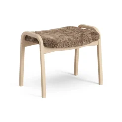 Fåtöljer & Fotpallar·Barnfåtöljer|Barnfåtöljer-Swedese Lamini fotpall till barn lackad bok/fårskinn, Sahara (nougatbrun)