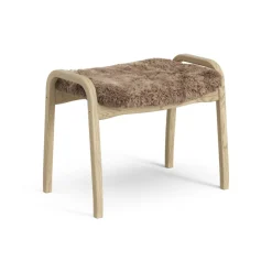 Fåtöljer & Fotpallar·Barnfåtöljer|Barnfåtöljer-Swedese Lamini fotpall till barn lackad ek/fårskinn, Sahara (nougatbrun)
